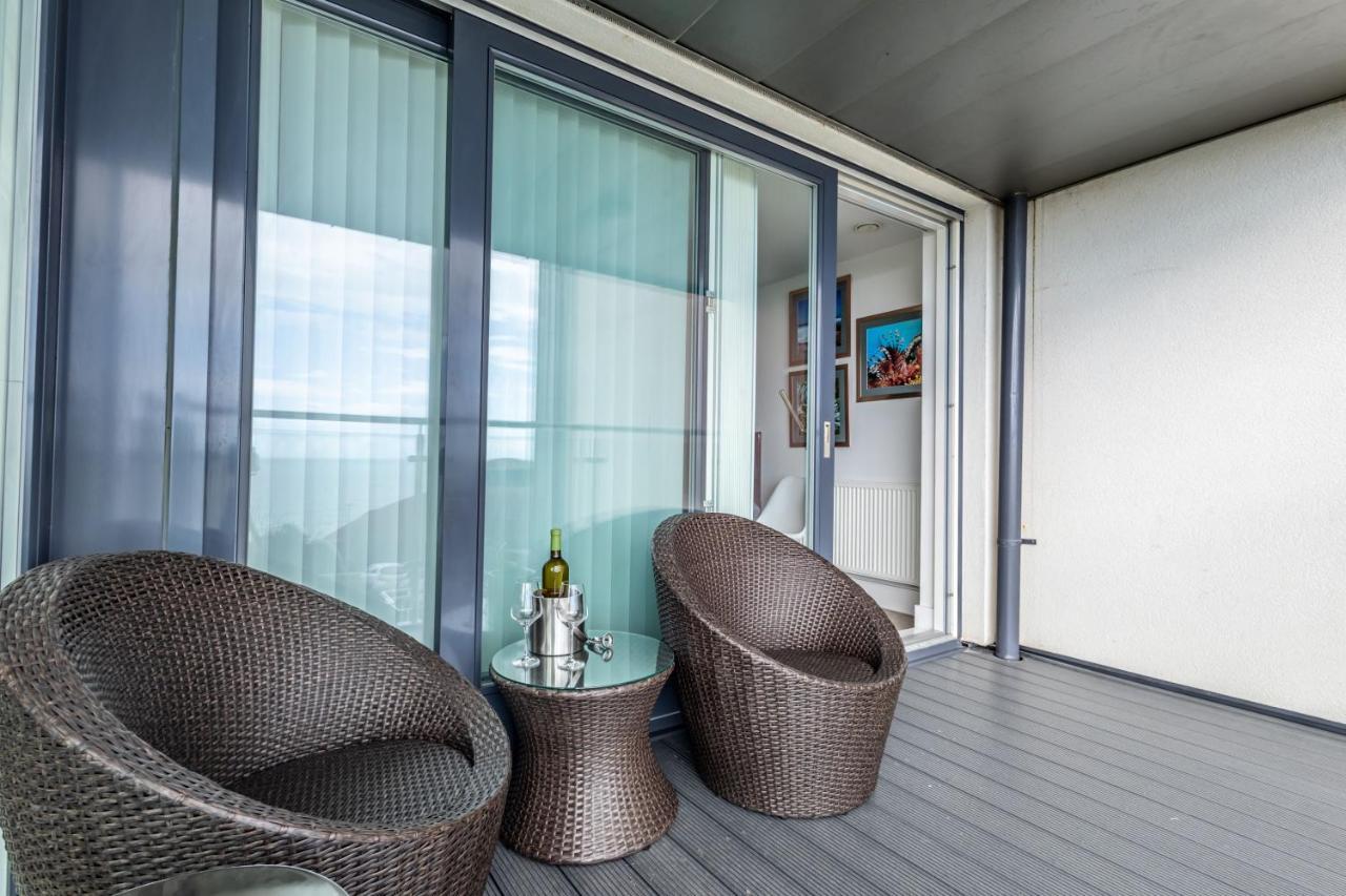 Seaview West Coast - Exceptional - 2 Bedrooms Sleeps 5 -Stunning Sea Views - 500 Metres To Beach Борнмут Экстерьер фото